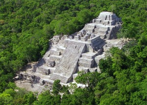 Calakmul-pyramide-Maya-Campeche